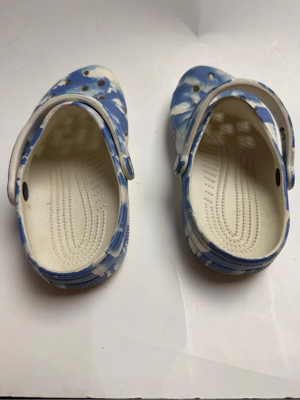 CROCS Kids Tie-Dye Cloud Print Clog in Blue and White